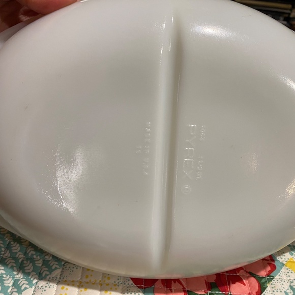 Pyrex divided dish - Picture 3 of 3